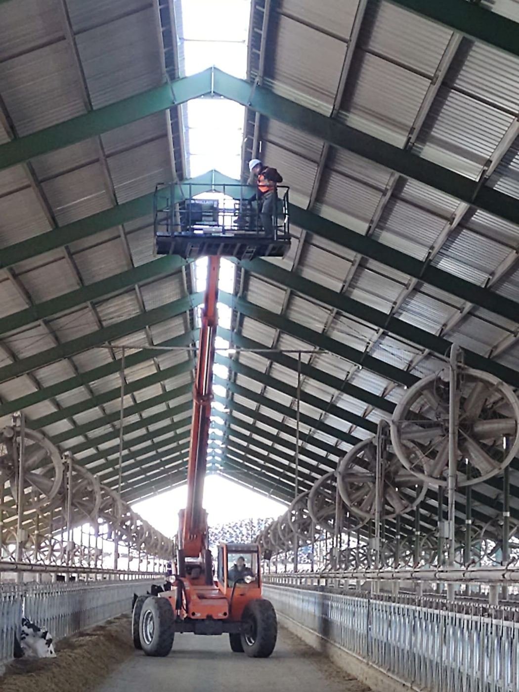 Intervención en estructura de techo desde plataforma elevadora